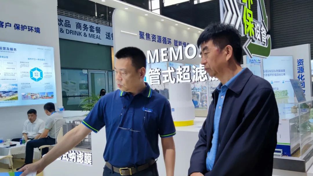 嘉戎技術(shù)總經(jīng)理蔣林煜與客戶交談